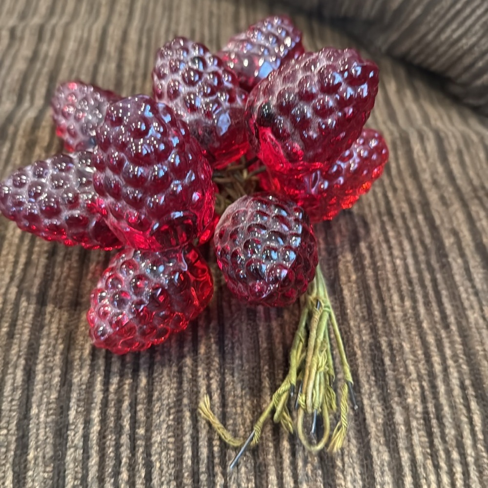 Vintage RED LUCITE GRAPES leaves vine piece berries vine raspberries - Picture 2 of 6